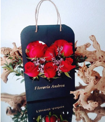 Bolsa de madera con 12 rosas